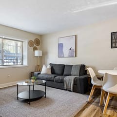 1BR  King East Liberty Apt | Parking