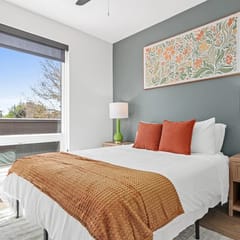 Lux Apt  W/Gym | Near Uptown