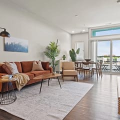 Walkable Downtown 2 Bed with Balcony