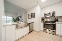 Uptown 4 Bed w Balcony Downtown, Parking - Image 4