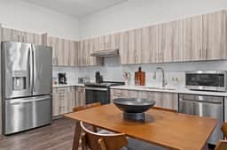 2 Bed Midtown, Accessible, Parking - Image 2