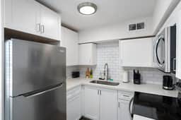 Modern Midtown Suite with Free Parking - Image 3