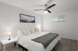 King bed | Close to Phoenix Zoo - Image 2