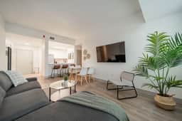 3 Bed w 4 King Beds Walk to Stadiums, Parking - Image 5