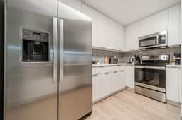 3 Bed w 4 King Beds Walk to Stadiums, Parking - Image 4