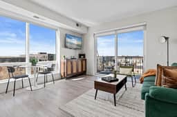 1BR Retreat in Uptown |Walkable | Gym - Image 2