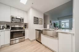 Walkable 3 Bedroom Uptown, Parking - Image 3