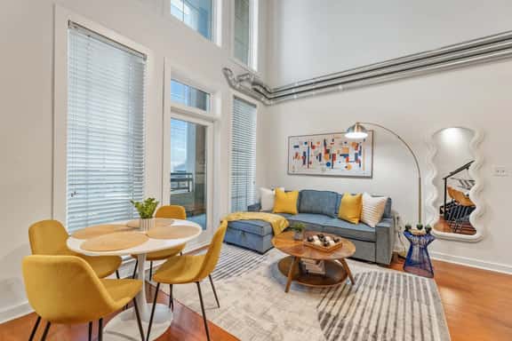 Balcony Loft ,City Views, Walkable - Image 1