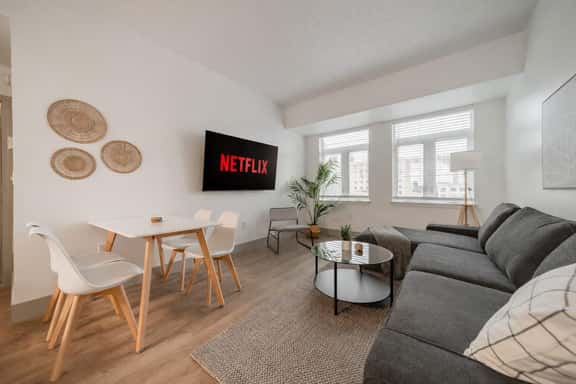 4BR, Walk to NFL with Gym, Parking - Image 1