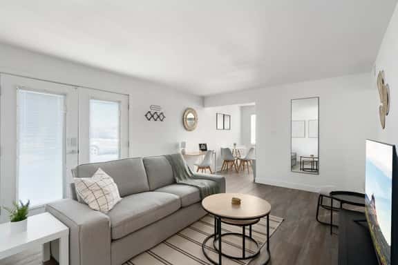King Bed near Midtown | Encanto Park - Image 1