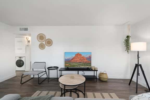 Midtown 2 King| Near Roosevelt Row - Image 1