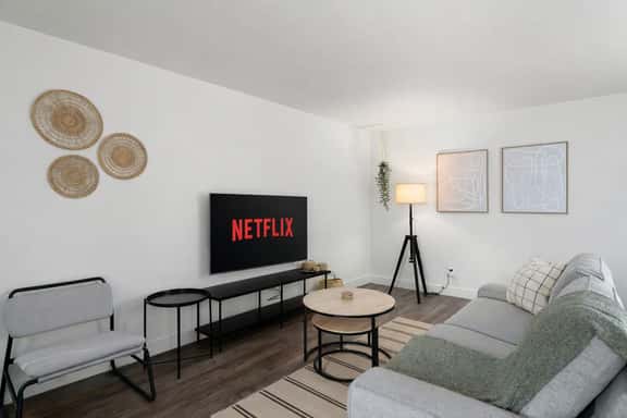 1 King Bed in Midtown | Near Golf - Image 1