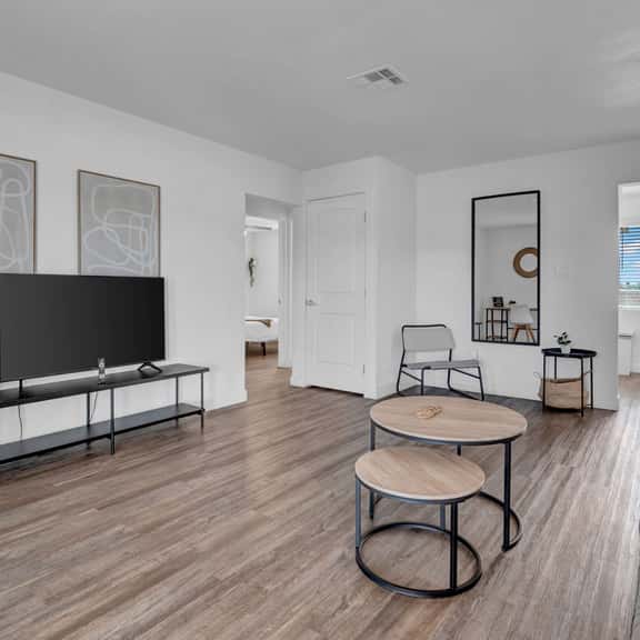 2 King Beds Covered Parking Walkable - Image 1