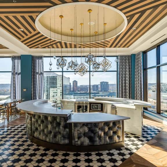 2 Kings| Fountain Sq |Sky Lounge - Image 1