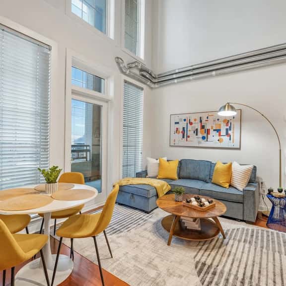 Balcony Loft ,City Views, Walkable - Image 1