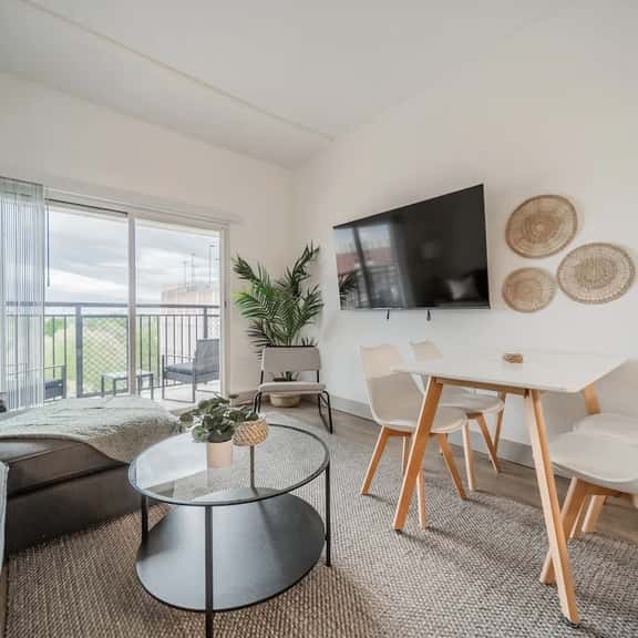 Walkable 3 bed with Balcony,Parking, King Bed - Image 1