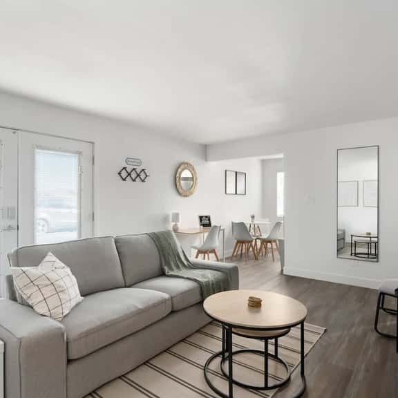 Modern Midtown Suite with Free Parking - Image 1