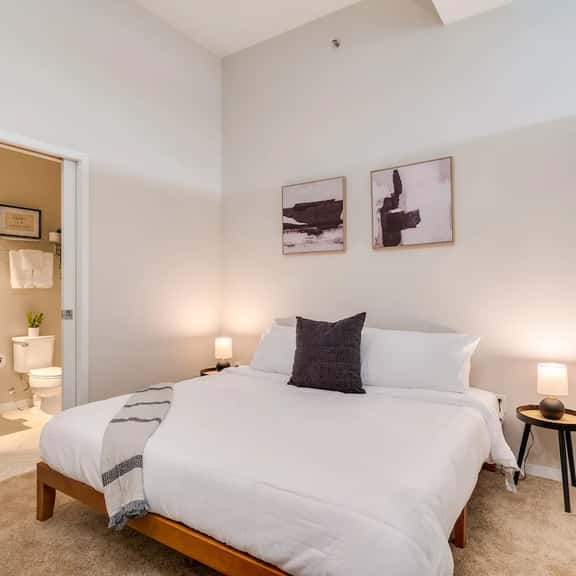 Downtown 1 Bed with Pool Hot Tub - Image 1