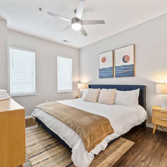2BR, Balcony, Walk to Attractions - Image 1