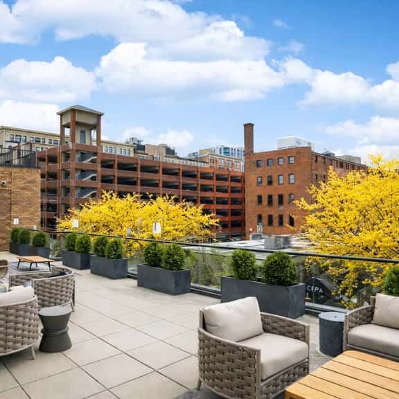 Studio to Downtown w Rooftop - Image 1
