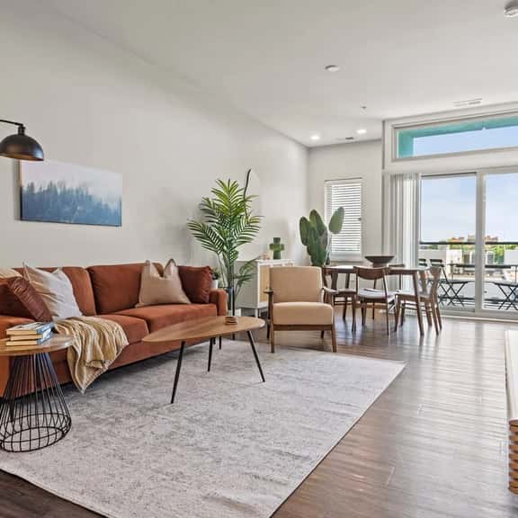 Walkable Downtown 2 Bed with Balcony - Image 1