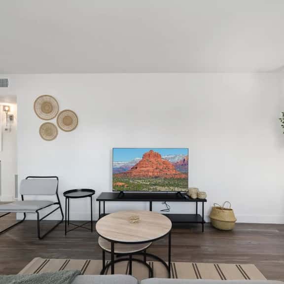 Midtown 2 King| Near Roosevelt Row - Image 1