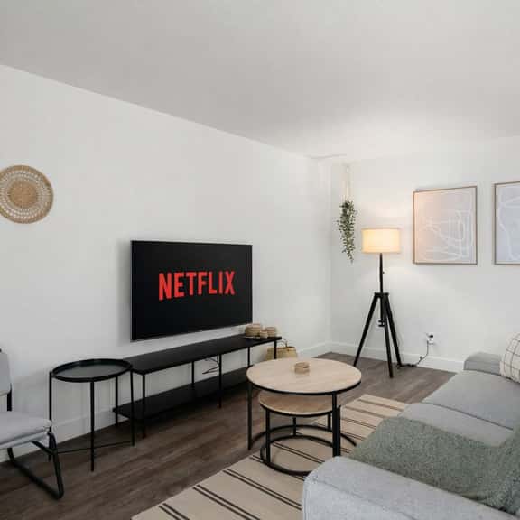1 King Bed in Midtown | Near Golf - Image 1