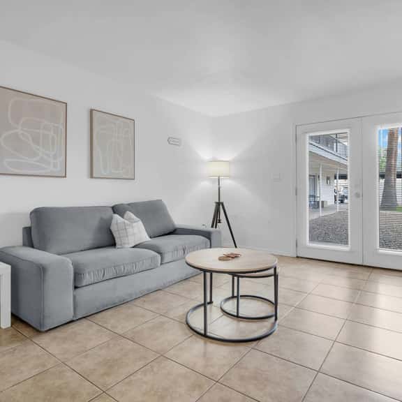 Suite in Central Phoenix with Parking - Image 1