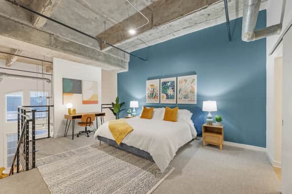 Balcony Loft ,City Views, Walkable - Image 2