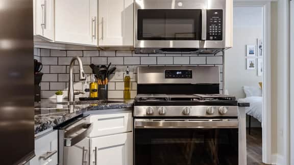 1BR King East Liberty Apt | Parking - Image 5