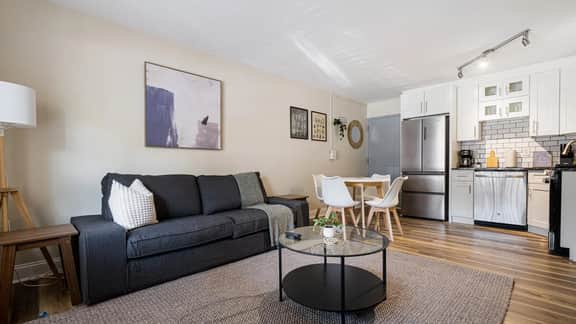 1BR King East Liberty Apt | Parking - Image 4