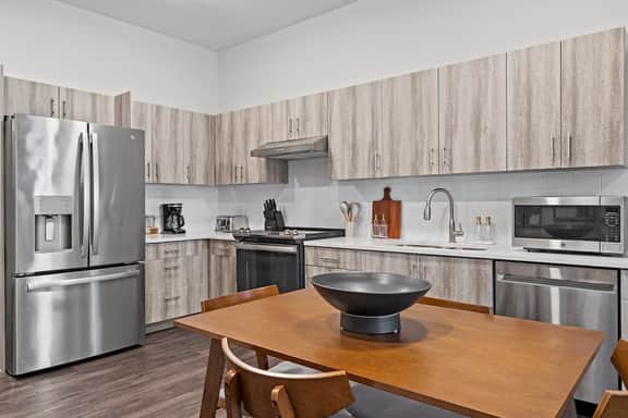 2 Bed Midtown, Accessible, Parking - Image 2