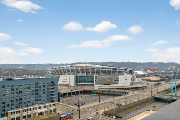 Downtown 2 Bed Steps from Paul Brown Stadium - Image 3