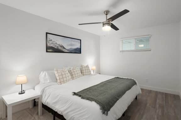 Modern Midtown Suite with Free Parking - Image 2