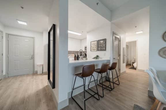4BR, Walk to NFL with Gym, Parking - Image 5