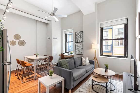 2BR Downtown | Pool and Gym - Image 3