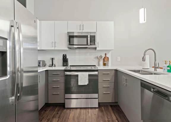 2BR, Balcony, Walk to Attractions - Image 3