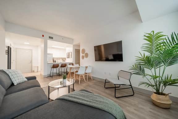 3 Bed w 4 King Beds Walk to Stadiums, Parking - Image 5