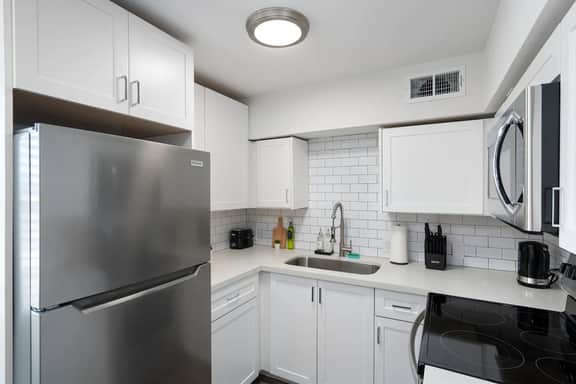 1 King Bed in Midtown | Near Golf - Image 3