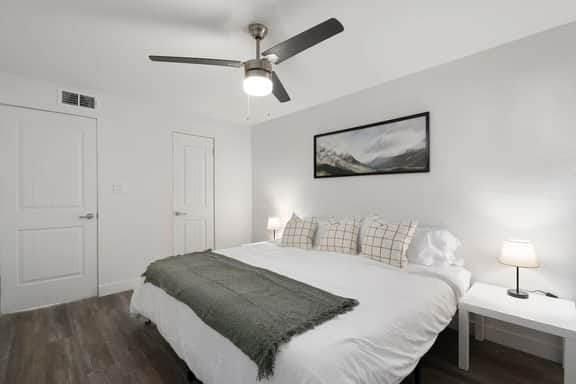 1 King Bed in Midtown | Near Golf - Image 2