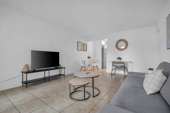 Suite in Central Phoenix with Parking - Image 2